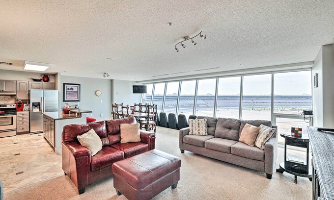 Fort Worth Condominio | Shop & Dine: Fort Worth Condo w/ Racetrack Views!