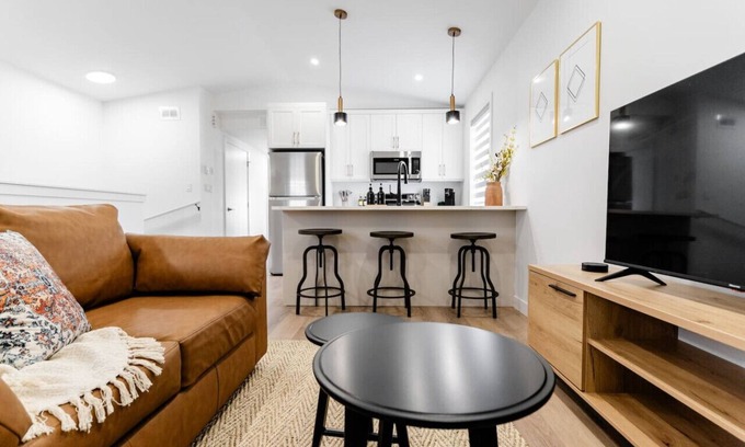 St. James Casa | *Shop & Dine | Free Parking | 7 min to Airport*