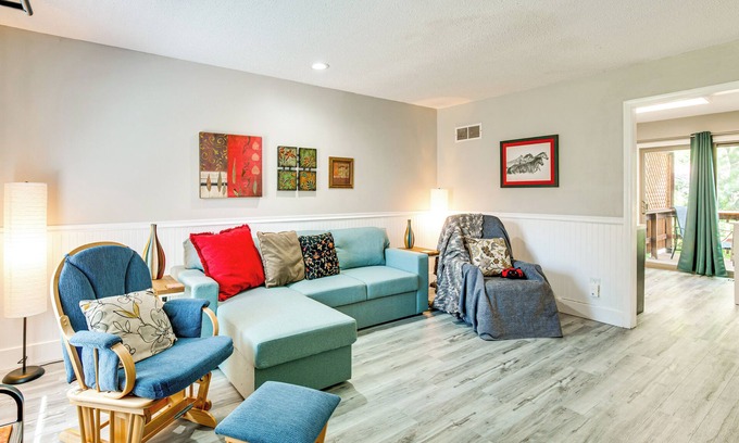 Overland Park Casa | Shop, Dine & Unwind: Walkable Overland Park Home