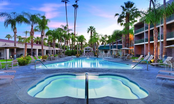 Uptown Design District Complejo | Compras, golf, montañas, vida nocturna!