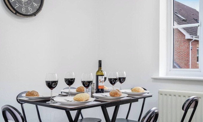 Langley Marish Casa | Shops 4min walk | Family | 2 En-suite | Parking x1