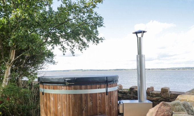 Wigton Cabaña | SHORE GATE HOUSE, family friendly, with hot tub in Kirkbride