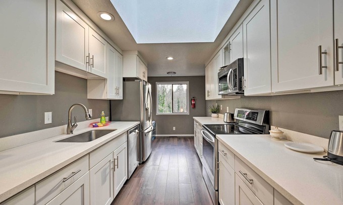 Shoreline Casa | Shoreline Home w/ Deck ~ 14 Mi to Downtown Seattle