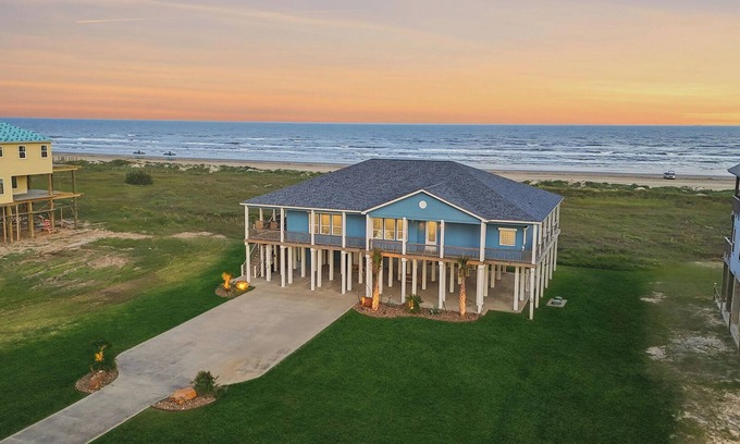 Freeport Casa | Shoreline Sanctuary - Seahorse Beachfront on 2 lots w/ Elevator & Cabana Service
