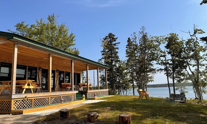 Steuben Cabina | Shoreline solitude, newly built, nestled between evergreens and Pigeon Hill Bay