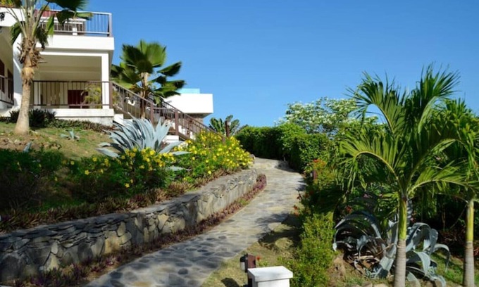 Spring Estate Apartamento | "Shoreside" - beach-front studio apartment for two