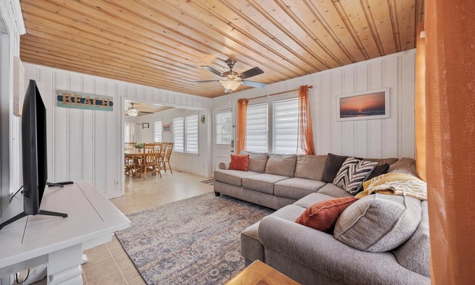 Atlantic Beach Casa | Short 1/4 mile walk to beach access in beautiful North Myrtle Beach!