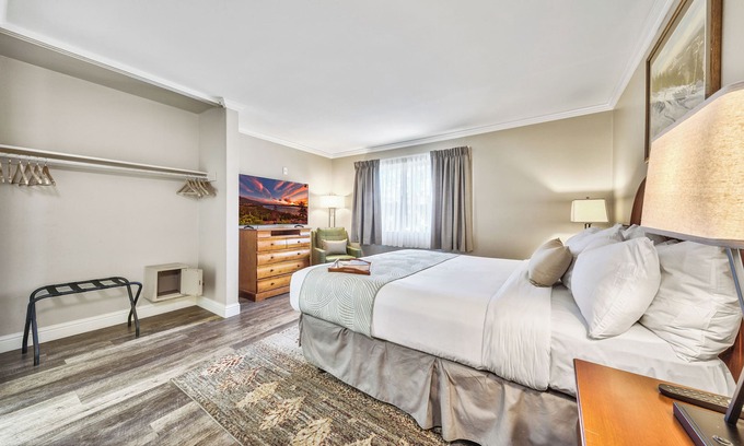 South Lake Tahoe Complejo | Short Blocks from the Crystal Clear Waters of Lake Tahoe! Pets Allowed