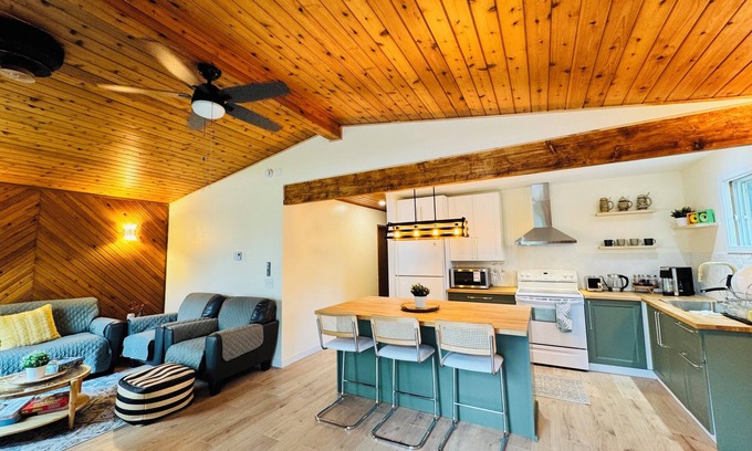 Winnipeg Beach Cabaña | Short Drive to the Beach/Fishing/Treed Yard/Year Round Cottage/Family Kitchen