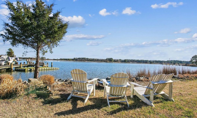 Cambridge Casa | Short drive to Downtown Cambridge | Private Dock | Guest House | Pool | Hot Tub