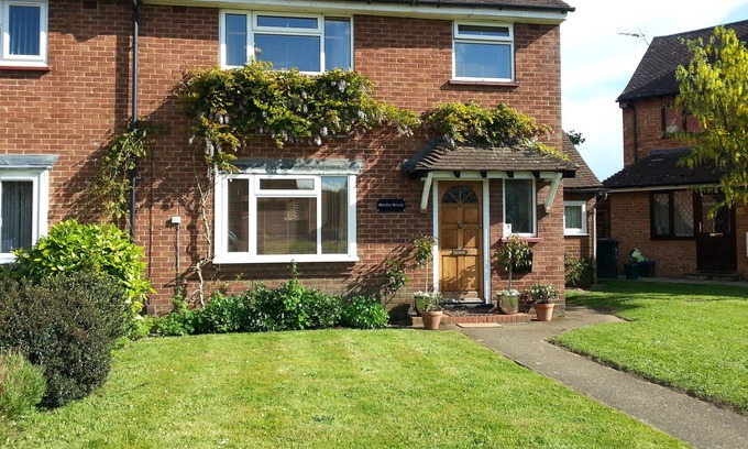 Guildford Casa | Corto o largo plazo, vacaciones grupales en Guildford. Fácil acceso, estacionamiento gratuito.