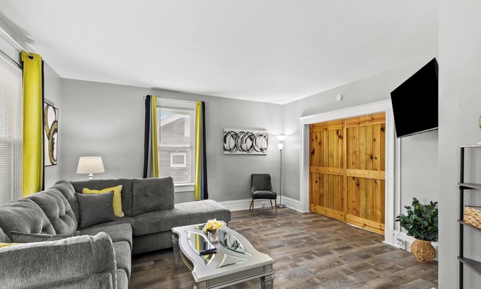 St. Louis Casa | Short Stay Chateau near Airport, Hospitals, & HWYs