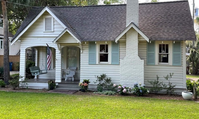 Saint Simons Island Casa | ¡Ubicación! ¡Ubicación! ¡Un corto paseo a la playa y al pueblo!