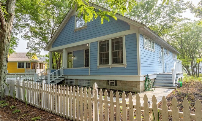 Michigan City Casa | Putting Green, Beach, Pool, Kayaking, Basketball- ¡Diversión para todas las edades incluida!