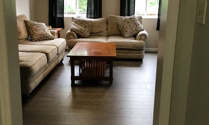 Schuylerville Apartamento | Short term vacation, Belmont, Saratoga race track, 2 bed, 1 bath apartment.