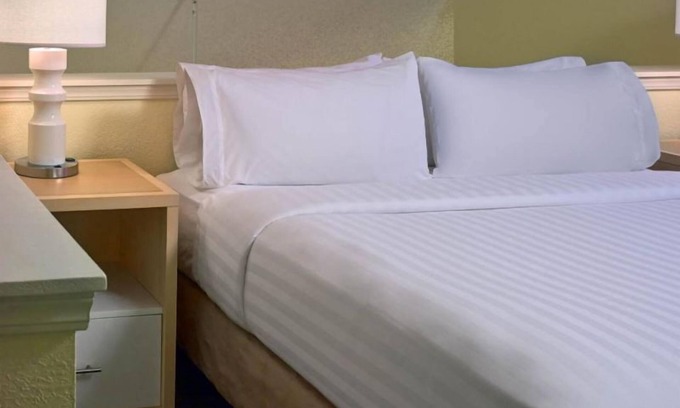 Middleburg Heights Hotel | Short Walk from Lake Abram Marsh! W/ Private Kitchen, FREE Parking, Pet-friendly
