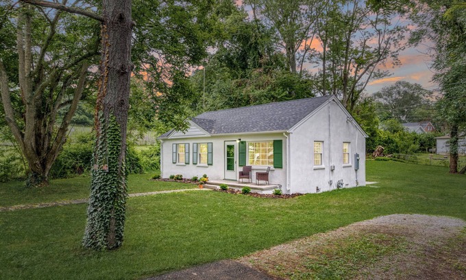 Downtown Casa | Short Walk to Alumni Mall Campus Entrance Moss Arts Center and Pk's