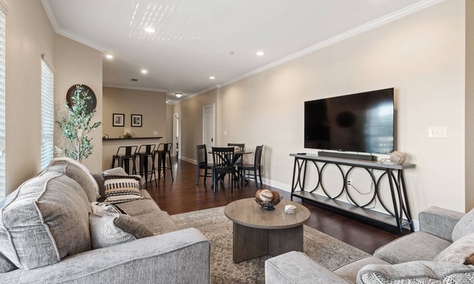 Tuscaloosa Condominio | Short walk to Bryant-Denny Stadium and the University.