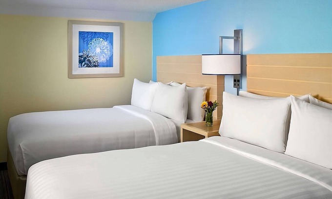 Middleburg Heights Hotel | Short Walk to Lake to Lake Western Trail Head! 2 Spacious Units W/ Full Kitchen