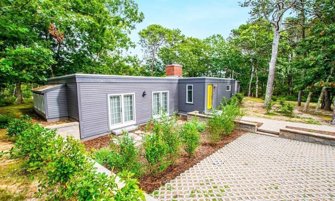 Wellfleet Casa | Short Walk to Long Pond Swimming Beach!