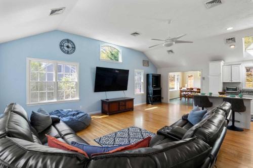 Dennis Port Casa | Short Walk to Swan Pond Hot Tub