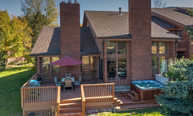 South Snyderville Basin Casa | Short walk to the Canyons Cabriolet, Private Hot Tub
