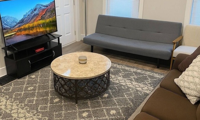 New Haven Casa | Short Walk to Yale | 4BR| Laundry|WiFi