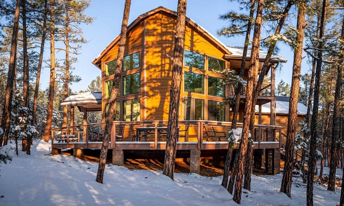 Sierra Pines Cabina | Show Low Cabin Retreat w/ Spacious Deck!