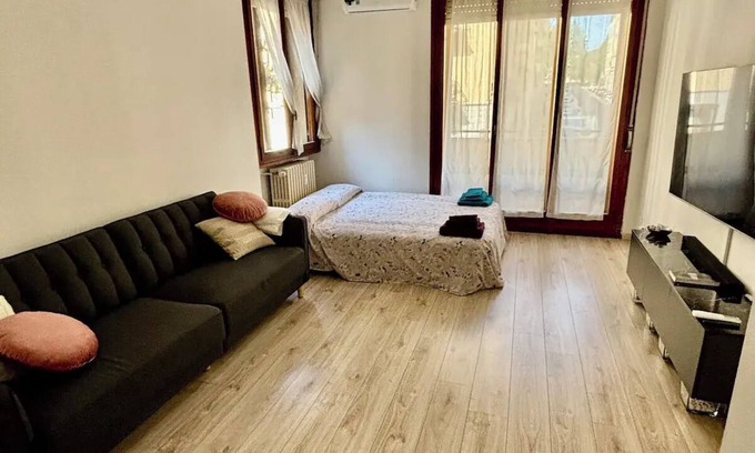 San Jacopino Apartamento | Show Me Florence is a 2-bedroom apartment in lovely Firenze with WiFi & AC