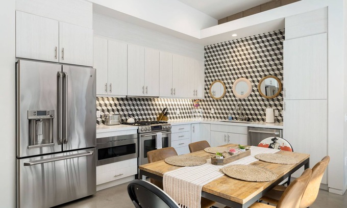 Palm Desert Condominio | Showstopper Mid-Century Modern Palm Desert Condo, Walkable To Shops & Eateries!