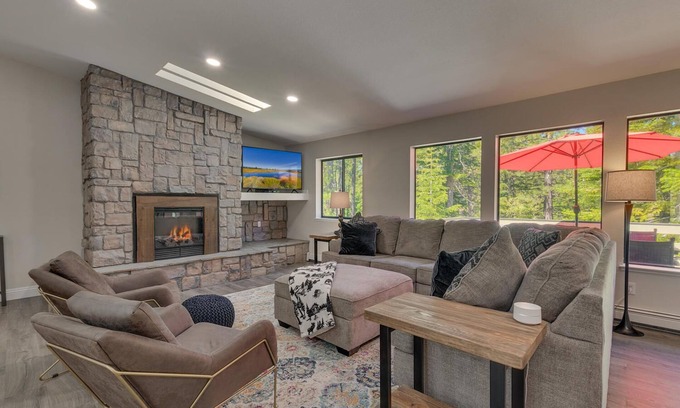 Country Club Estates Casa | Shuffleboard Table, Golden Tee & Pac Man Arcades, Foosball, Spa + 7mins to Lake – TreeHouse Estate