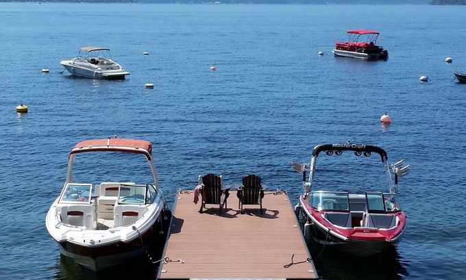 Celista Casa | NIVEL DE PLAYA DE LUJO UN BR (PARA 4) EN EL LAGO SHUSWAP. DOCK PRIVADO Y BOYA.