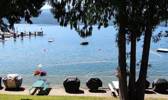Anglemont Casa | Shuswap Lakefront Condo