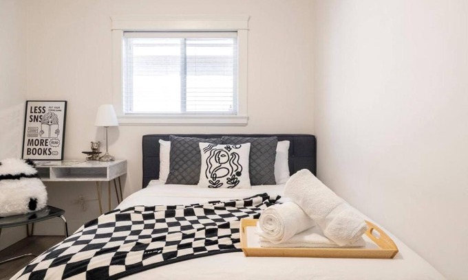 Richmond Casa | Si & Daniel Home Near YVR Airport & Skytrain Separate Entry Free Parking