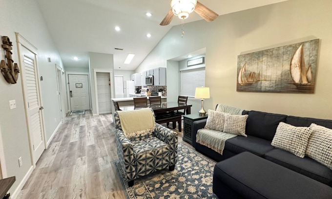 Reeds Spring Condominio | Side by Side Condos Walk-in Lake View Top Floor Next to SDC
