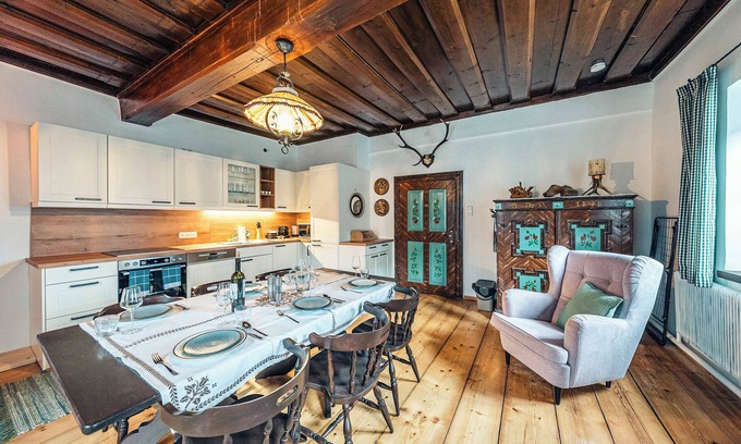 Altaussee Apartamento | Sieglgut: Strauss Suite | Kitchen | Parking