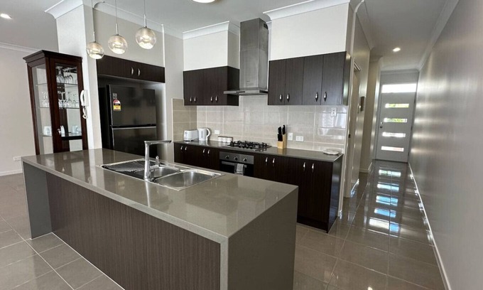 North Lakes Apartamento | `Sienna Rise` - Walk to Westfield - sleeps 6