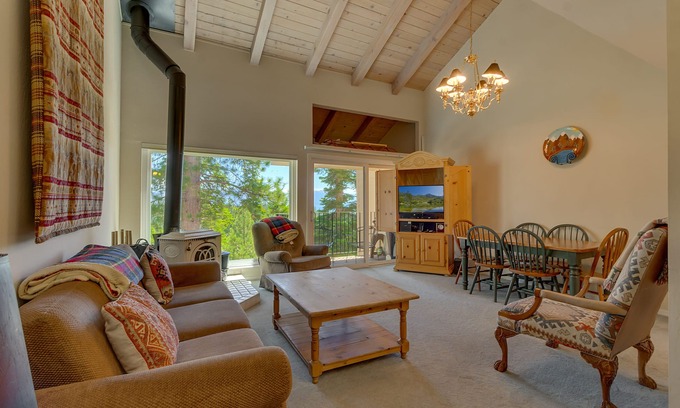 Carnelian Woods Casa | Sierra Bella: 3 dormitorios, 2 baños Casa de pueblo en Carnelian Bay, para 8 personas