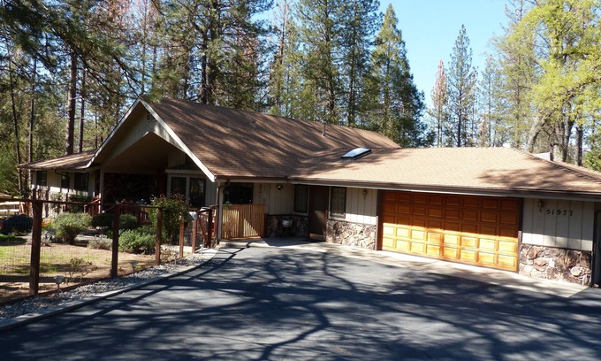 Oakhurst Casa | SIERRA DE ESCAPE! Amplia casa de campo con piscina y SPA - 20 MINUTOS DE YOSEMITE!