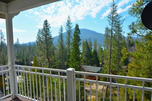 Bass Lake Casa | Sierra Sunset Lake View