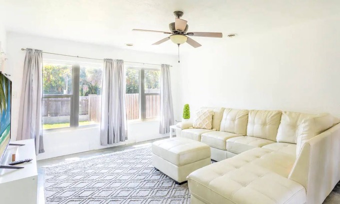Bay Isle Casa | Siesta Key bungalow walking distance to beach ! name: Siesta Side (A)