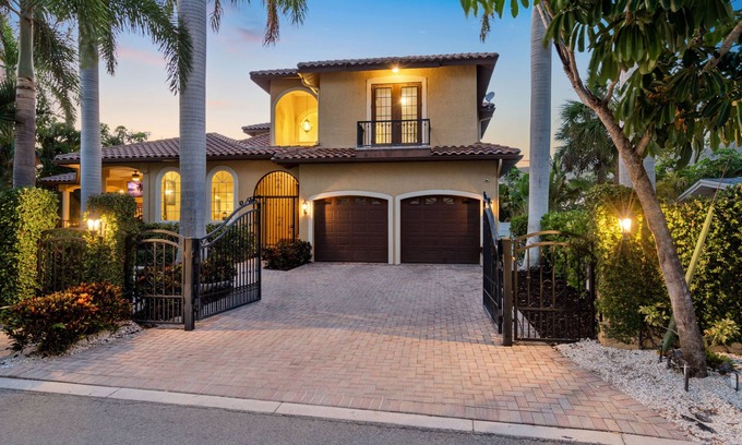 Bay Isle Casa | Siesta Key Pool Palace - Walk to Beach