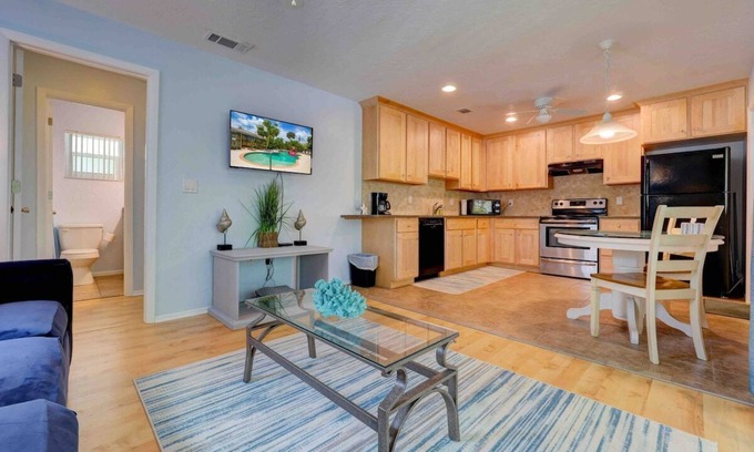 Siesta Key Cabaña | Siesta Key Sanctuary -Pool-Kayaks-TikiHut-King bed