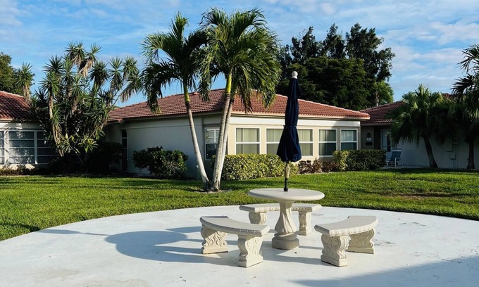 Siesta Key Villa | Siesta Key Villa / Walk to the Beach / Heated Pool
