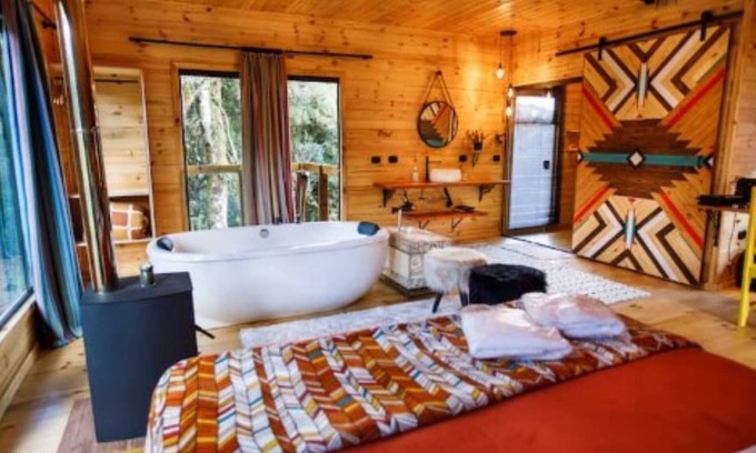 Urubici Cabina | Signal Cabin: bathtub and incredible view from the bed!