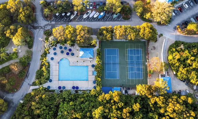 Tavernier Apartamento | Signature 2BR Ocean View! Private Beach, Pool & Hot Tub, Tennis Courts!