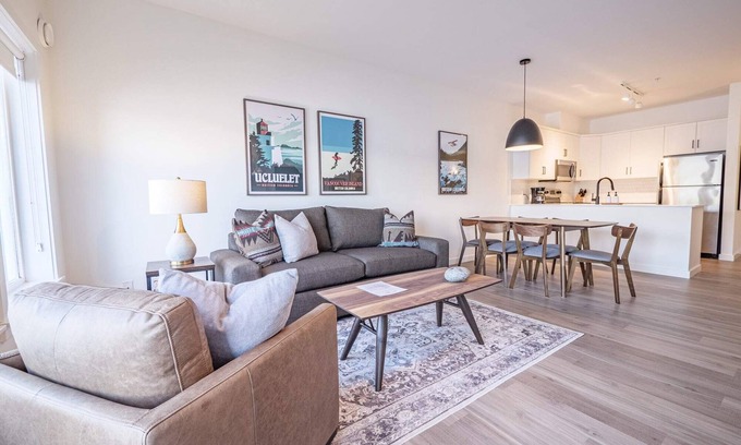 Ucluelet Condominio | SIGNATURE COLLECTION TWO BEDROOM KING SUITE + SOAKER TUB ON PATIO