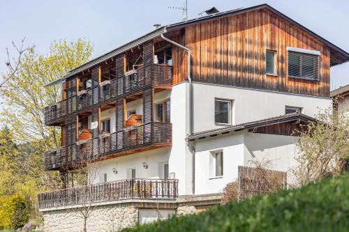 Pfalzen Apartamento | Silbernagl Terrasse - Blick zum See