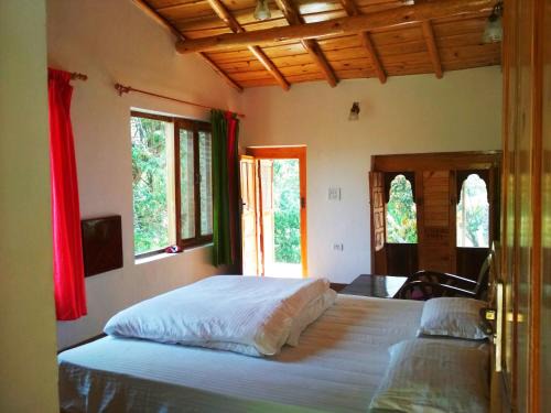 Kaul Casa | Silent Valley- Alchauna Kumaoni House along river Kalsa