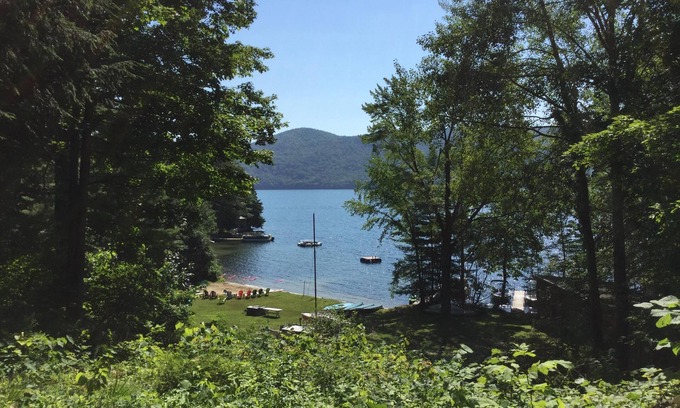 Silver Bay Cabina | Silver Bay Cabin en el hermoso lago George, Nueva York